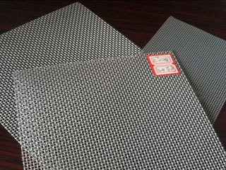 不锈钢金刚网材质为304不锈钢丝、外表防护采取静电喷涂处理，304不锈钢网具有很高的防锈，防破坏能力